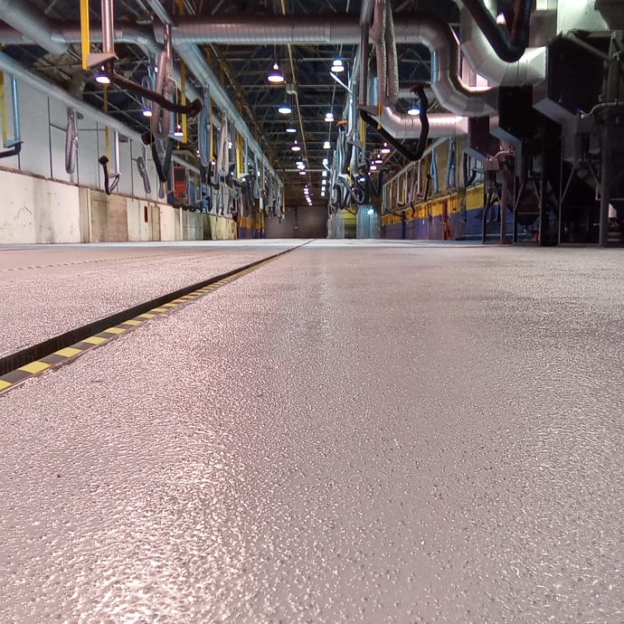 Non slip epoxy floor coating providing skid resistance on industrial floors